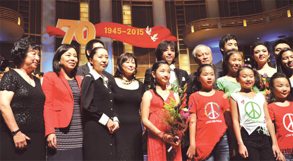 Cui Tiankai (sixth from right), Chinese ambassador to the U.S., and Wu Xi (fourth from left), deputy chief of mission at the Chinese Embassy in Washington, meet the organizers and artists of Never Forgotten, in Bethesda, Maryland, on Sept 5. (Dong Leshuo / China Daily)