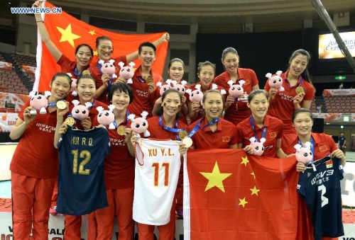 Team of China pose after winning the 2015 Women's Volleyball World Cup in Nagoya, Japan, Sept. 6, 2015. China beat Japan in the final by 3-1 and claimed the title of the event. (Photo: Xinhua/Ma Ping)