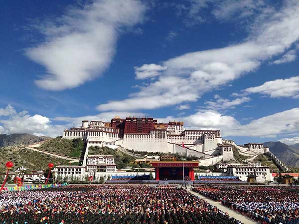 A grand ceremony is held in front of the Potala Palace to celebrate the 50th anniversary of the region's founding, Sept 8, 2015. (Photo by Da Qiong/China Daily)