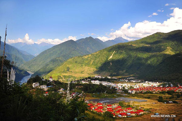 Photo taken on Oct. 6, 2014 shows the autumnal scenery of the Medog County in Nyingchi Prefecture, southwest China's Tibet Autonomous Region. Located in the lower reaches of the Yarlung Zangbo river, Medog boasts of well-preserved environment and biodiversity. (Photo/Xinhua)