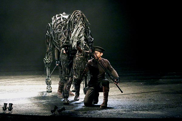 It takes three actors to manipulate the life-size horse in the play War Horse. (Photo by Jiang Dong/China Daily)