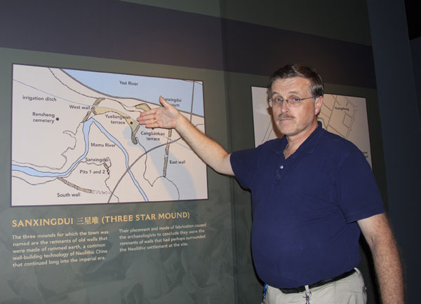 Dirk Tuerenhout, curator of anthropology at the Houston Museum of Natural Science, talks on Sept 4 about the uncovered city layout at the excavation site of Sanxingdui. MAY ZHOU / CHINA DAILY