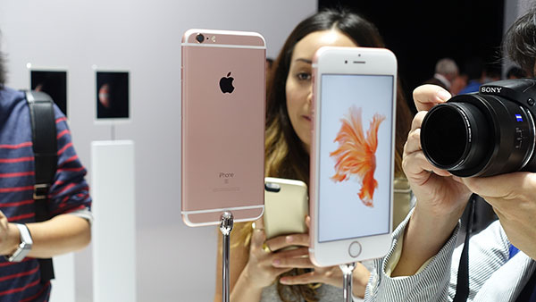 Reporters take photos of the all-new rose gold iPhone 6s Plus at the Apple event at the Bill Graham Civic Auditorium in San Francisco on September 9, 2015. (Liu Zheng/ chinadaily.com.cn)