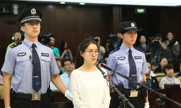 Guo Meimei stands trial at Beijing Dongcheng District People's Court on Thursday. (Photo from web)