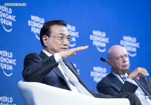 Chinese Premier Li Keqiang (L) exchanges views with Klaus Schwab, founder and executive chairman of the World Economic Forum (WEF) and other participants at the World Economic Forum (WEF) in Dalian, northeast China's Liaoning Province, Sept. 9, 2015. The three-day meeting will last from Sept. 9 to 11.(Photo: Xinhua/Wang Ye)