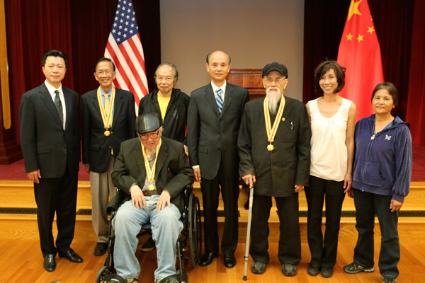 Luo Linquan (center), Chinese consul general in San Francisco, on behalf of the Chinese government awards medals to Guan Luozhang (second from left), the representative of the Sam Yup Benevolent Association; Ji An (in wheelchair) and Lai Shujiong (third from right), both World War II veterans, on Thursday at the Chinese Consulate General in San Francisco, for their contribution to China's victory against Japanese aggression. Zha Liyou (first from left), deputy consul general of China in San Francisco, also attended the medal presentation ceremony. PROVIDED TO CHINA DAILY