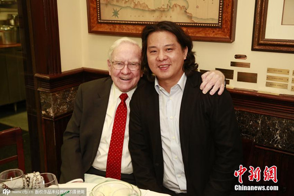 Warren Buffett (L) and Zhu Ye pose for a photo at the Smith & Wollensky steakhouse in Manhattan, September 8, 2015. (Photo/CFP)