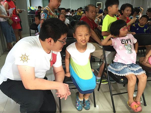 Volunteer Pan Qiushi shares safety tips with children. (Photo provided to chinadaily.com.cn)