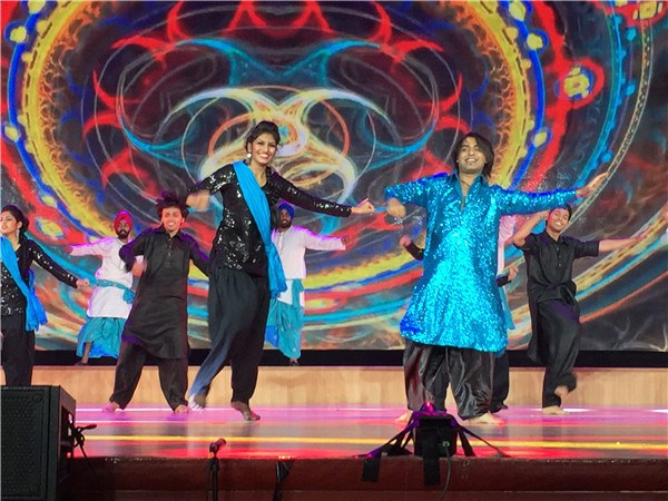 Bollywood dance performances are one of the highlights at the Second Silk Road International Arts Festival in Xi'an, Shaanxi province. (Photo by Deng Zhangyu/China Daily)