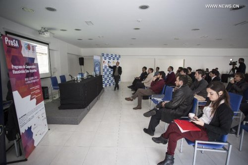 Economist Gustavo Girado (L) offers his exposition Perspectives of the Chinese economy and economic relations with Latin America and Argentina during the course Integral Strategic Partnership Argentina-China: Challenges for the future of the Bilateral Relationship, in the auditorium of the Metropolitan University for Education and Work (UMET), in Buenos Aires, Argentina, on Sept. 14, 2015. (Photo: Xinhua/Martin Zabala)