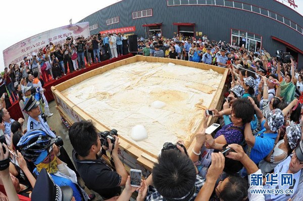 Crowd takes photos of the super tofu in Huainan city, East China's Anhui province, on Sept 15, 2015. (Photo/Xinhua)