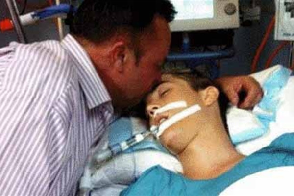 Rodney Bridge, left, and his son. (Photo/people.com.cn)