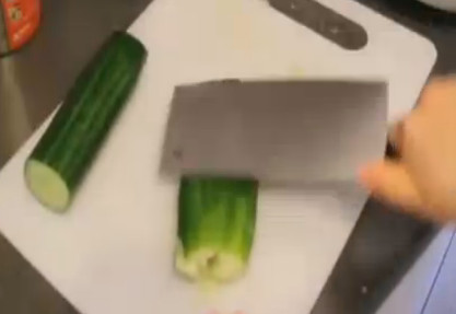 A chef smashes a cucumber with a knife. (Photo/Chinanews.com)