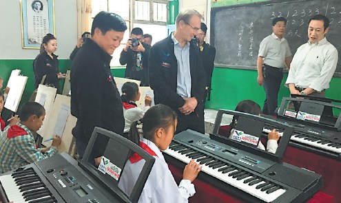 Students at a COMAC-Honeywell Multimedia Learning Center in Xiji, a county of Ningxia Hui autonomous region in western China. The companies have set up two learning centers, which will benefit about 500 students in the county. (Photo provided to China Daily)