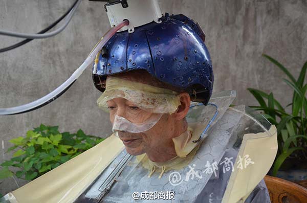 The father of Chen Gongke using the automatic hair washing machine in Leshan, Southwest China's Sichuan province, Sept 16, 2015. (Photo/Weibo.com)