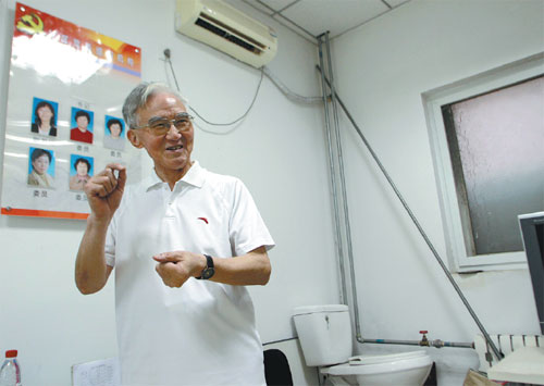 Jin Jiugao talks to visitors at his studio in Beijing's Wangjing area in July. He keeps a toilet there to explain to visitors how his water-saving device could be installed for toilets. Photos by Guan Xin / China Daily Jin Jiugao talks to visitors at his studio in Beijing's Wangjing area in July. He keeps a toilet there to explain to visitors how his water-saving device could be installed for toilets. Photos by Guan Xin / China Daily