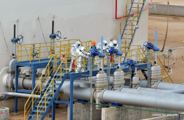 Rescuers shut off valves to put out a petrochemical fire during a drill in Yangpu of Hainan Sept. 17, 2015. Rescuers from south China's provinces of Hainan and Guangdong, and southwest China's Guangxi Zhuang Autonomous Region took part in the joint cross-sea fire drill on Thursday. (Photo: Xinhua/Yang Guanyu)
