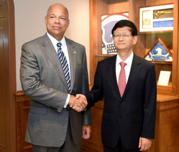 President Xi Jinping's special envoy, Meng Jianzhu, meets with Secretary of the Department of Homeland Security Jeh Johnson, in Washington D.C., capital of the United States, Sept. 10, 2015. (Photo/Xinhua) 