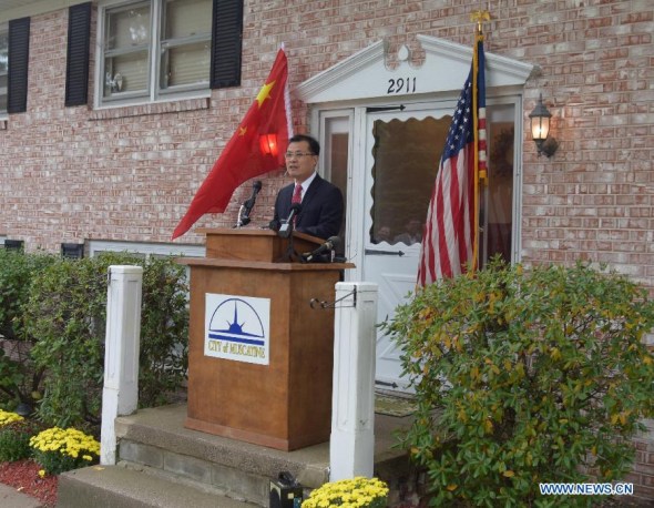 Zhao Weiping, Consul General of China's Chicago Consulate-General, speaks during the opening ceremony of Sino-U.S. Friendship House in Muscatine, Iowa, the United States, Sept. 17, 2015. (Xinhua/Bao Dandan) 