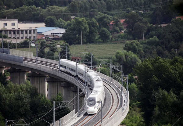 A new section of high-speed railway in Northeast China's Jilin province officially opened to traffic Sunday.