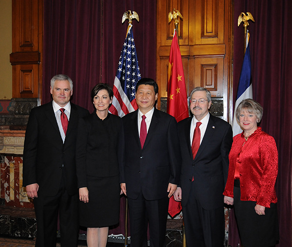 From left: Kevin Reynolds and his wife, Iowa Lieutenant Governor Kim Reynolds, President Xi Jinping, Iowa Governor Terry Branstad and his wife, Chris Branstad, gather in February 2012. (CHINA DAILY)