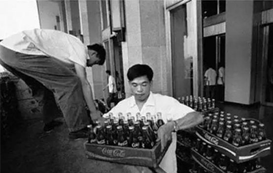File photo shows the first batch of Coca-Cola arrived in China.