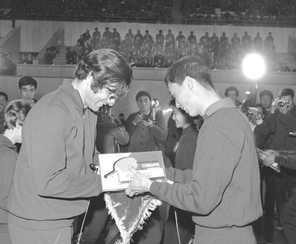 A file photo of Xinhua shows China and U.S. pingpong players exchange gifts at the welcome ceremony in Beijing, China for the visiting U.S. pingpong team on April 13, 1971.