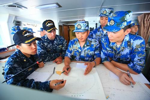 A U.S. navy observer aboard Chinese Qingdao destroyer during a Sino-U.S. joint naval search and rescue drill. (Photo/Xinhua)