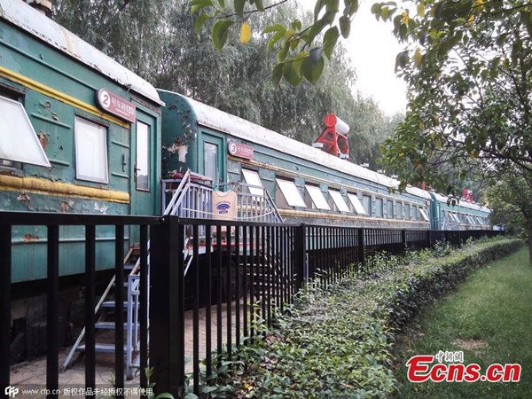 A retired train is converted into a school dorm in Zhengzhou, with solar water heaters and air-conditioners inside the carriages on September 19. The train is surrounded by rail fences and its green paint was peeling off. (Photo/CFP)