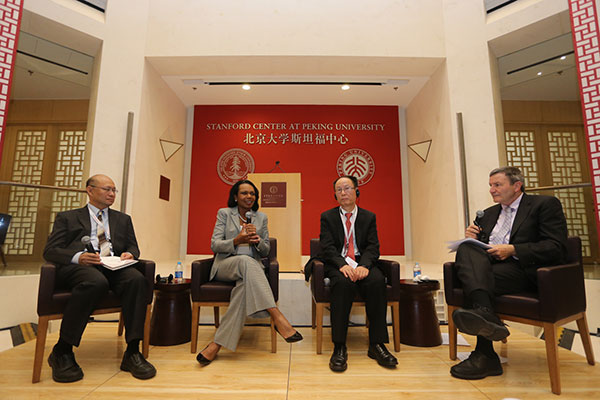 Condoleezza Rice talks with other experts during a panel discussion in Beijing on Tuesday. (Photo provided to chinadaily.com.cn)