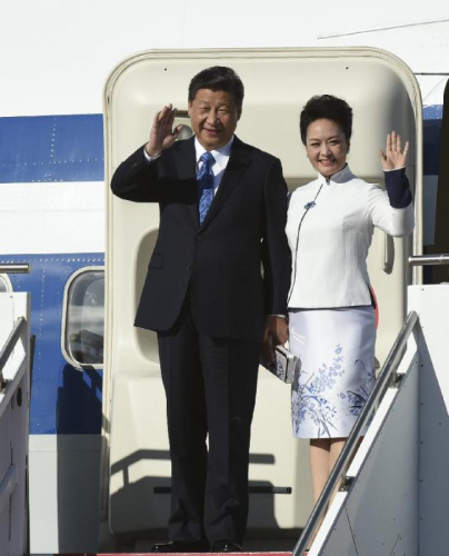 Chinese President Xi Jinping (L) and his wife Peng Liyuan wave upon their arrival in Seattle, the United States, Sept. 22, 2015. Xi arrived in this east Pacific coast city on Tuesday morning for his first state visit to the U.S. (Photo: Xinhua/Li Xueren)