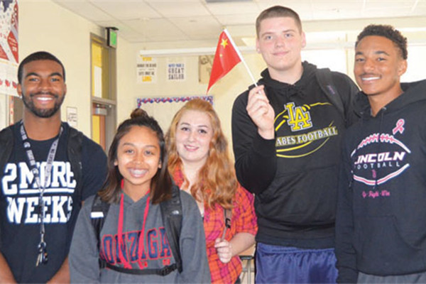 Lincoln High School students are well prepared to welcome President Xi Jinping when he visits the school in Tacoma, Washington, on Wednesday. (Photo by Deng Yu/China Daily)