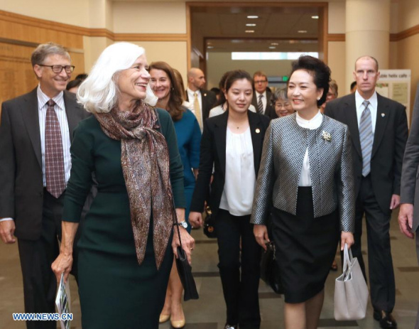 Peng Liyuan (R, Front), wife of Chinese President Xi Jinping, visits the Fred Hutchinson Cancer Research Center in Seattle, the United States, Sept. 23, 2015. (Xinhua/Ma Zhancheng) 