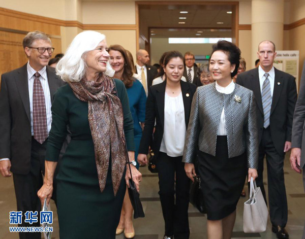 Peng Liyuan (R, Front), wife of Chinese President Xi Jinping, visits the Fred Hutchinson Cancer Research Center in Seattle, the United States, Sept. 23, 2015. (Photo: Xinhua/Ma Zhancheng)