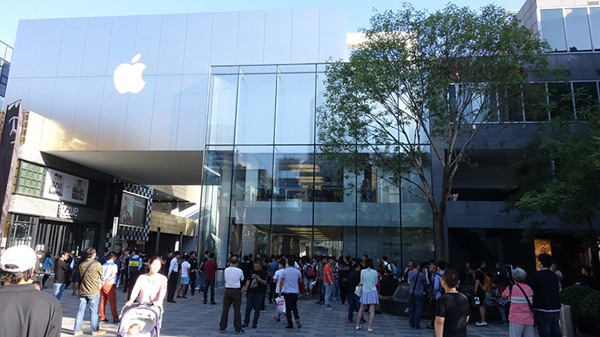 Apple fans line up in front of the Apple store in Sanlituan to pick up new iPhone 6s and iPhone 6s Plus, in Beijing, Sept 25, 2015. (Photo by Liu Zheng/chinadaily.com.cn)