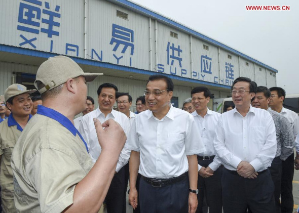Chinese Premier Li Keqiang (C) talks with staff members of Fresh & Easy Holdings Group in central China's Henan Province, Sept. 24, 2015. Li had an inspection tour in Henan from Sept. 23 to 25. (Photo: Xinhua/Xie Huanchi)