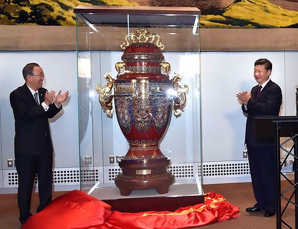 President Xi Jinping and UN Secretary-General Ban Ki-moon unveil the Zun of Peace as a gift to the UN, commemorating its 70th anniversary. The gift, modeled after Chinese ancient bronze artefacts Zun using cloisonn technique, shows China's support to the UN. (Photo/Xinhua)