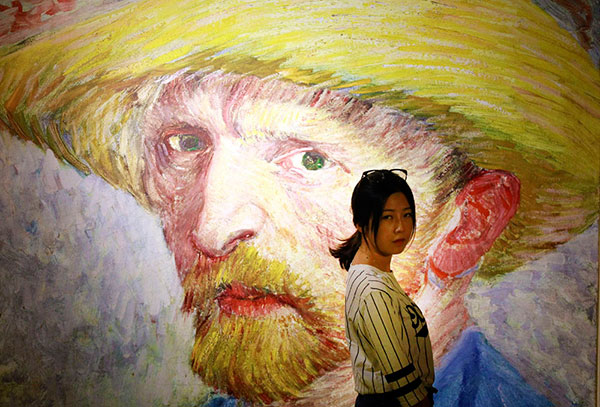 Visitors enjoy the Vincent Van Gogh Atlas: Virtual Reality Art Exhibition in Beijing on September 26,2015. Photo by Zhu Xingxin/chinadaily.com.cn