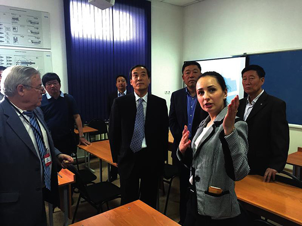 Anita gives local information to a Shaanxi delegation in Kazakhstan. (Photo provided to China Daily)