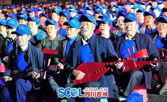 More than 2,000 people play the Chinese lute, or pipa, together in Jiuzhaigou County in southwest China's Sichuan Province Sunday night, setting a new Guinness World Record for the largest lute ensemble. (Photo/scol.com.cn)