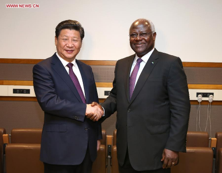 Chinese President Xi Jinping (L) meets with Sierra Leone's President Ernest Bai Koroma in New York, the United States, Sept. 27, 2015. (Photo: Xinhua/Pang Xinglei)
