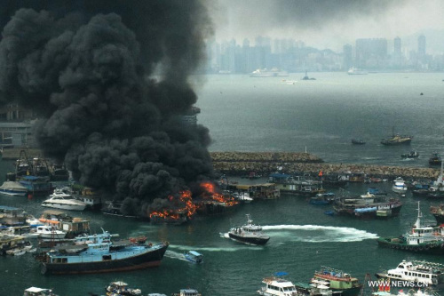 Photo taken on Sept. 27, 2015 shows the scene of the fire in Shau Kei Wan typhoon shelter in Hong Kong, south China. (Photo: Xinhua/Liu Yongdong)
