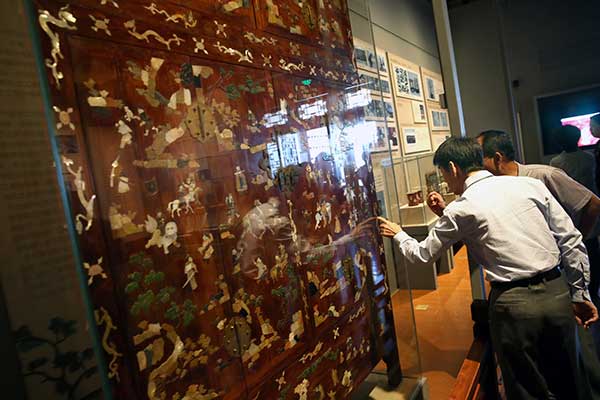 Visitors at the ongoing exhibition at the Palace Museum, which displays old royal craftsmanship.(Photo by Jiang Dong/China Daily)