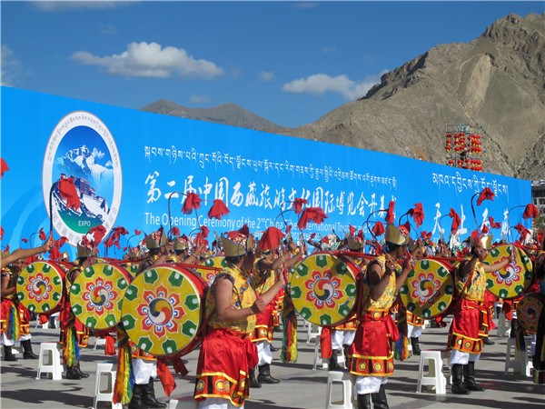 A Tibetan traditional dance during the opening ceremony of the Second China Tibet International Tourism and Culture Expo. (Photo by Palden Nyima/chinadaily.com.cn)