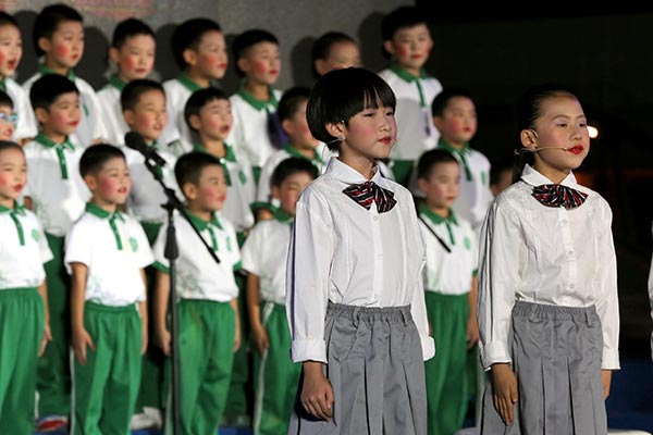 Children recite the patriotic poem My Homeland in My Heart. (Photo by Jiang Dong/China Daily)
