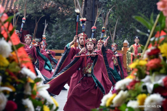 Participants wearing traditional costumes perform during a ritual to mark the 2,566th anniversary of Confucius' birthday at the Confucius Temple in Qufu, east China's Shandong Province, Sept. 28, 2015. The ritual worshipping Confucius was held at the Temple of Confucius in Qufu Monday, the birthplace of the ancient philosopher. (Xinhua/Zhu Zheng)