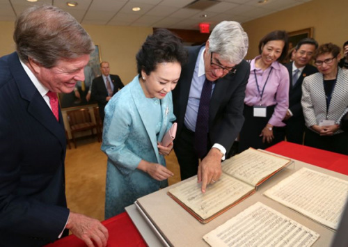 Peng Liyuan admires manuscripts of Beethoven and Mozart in Lincoln Center in New York on September 28, 2015. (Photo/Xinhua)