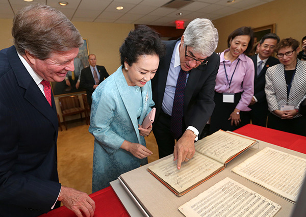 First lady Peng Liyuan views manuscripts by Beethoven and Mozart during her visit to the Juilliard School in New York City on Monday. MA ZHANCHENG/XINHUA