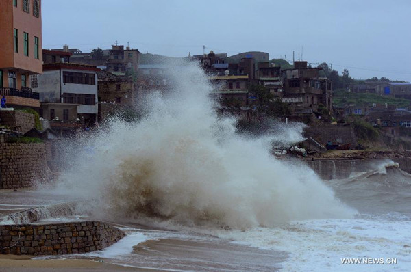 A huge wave hits Jiaonan Village of Tailu Town in Lianjiang County, southeast China's Fujian Province, Sept. 29, 2015. Typhoon Dujuan, the 21st typhoon of this year, made landfall in Fujian on Tuesday morning. The storm hit the coastal city of Putian at around 8:50 a.m., packing winds of up to 33 meters per second, said the Fujian Meteorological Service. (Photo: Xinhua/Zhang Guojun)