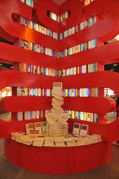 The 25th National Book Expo in Taiyuan, Shanxi province, displays 265,400 titles.(Photo by Xu Lin/China Daily)